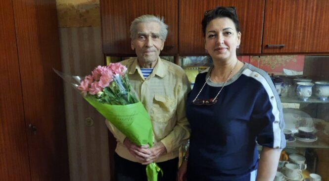 Депутат горсовета Елена ДЕГТЯРЁВА поздравила с 90-летием ветерана Николая ОГИЙ