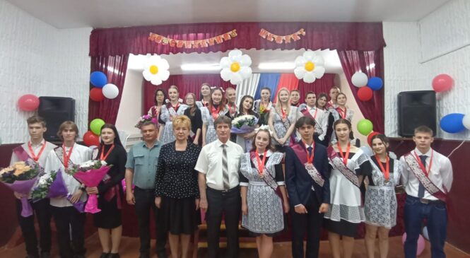 Депутаты горсовета поздравляют выпускников школ с праздником Последнего звонка