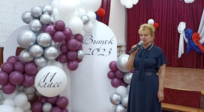Депутаты горсовета поздравили выпускников керченских школ