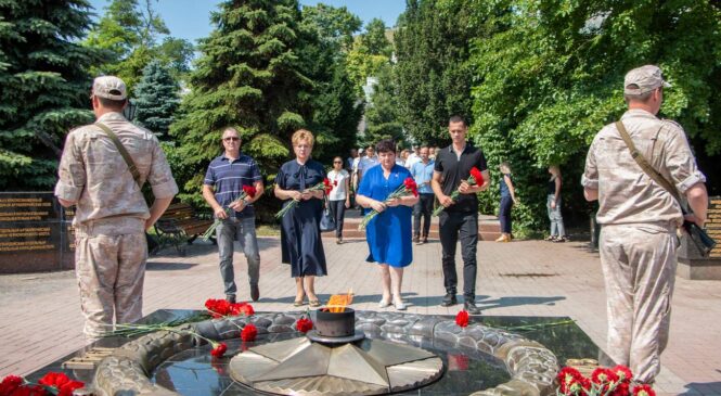 Керчане в День памяти и скорби возлагают цветы к Вечному огню в память о погибших в войне