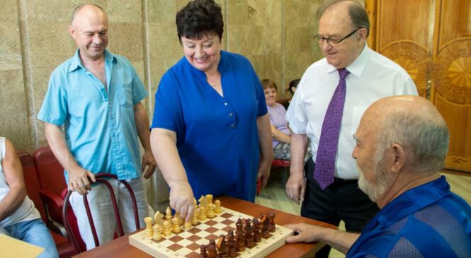Глава города сделала первый ход на шахматном турнире