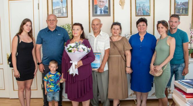 Ольга СОЛОДИЛОВА поздравила керчан с 60-летием совместной жизни