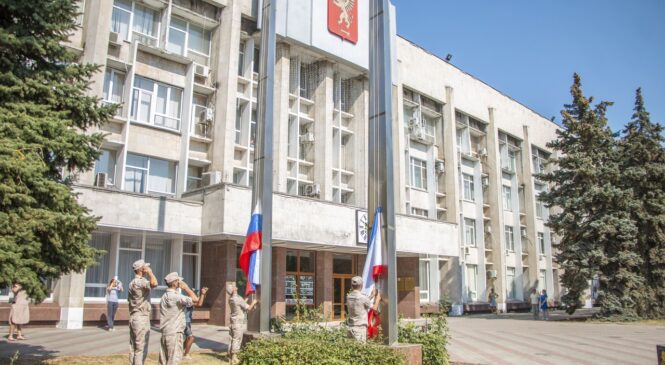 В Керчи в День Государственного Флага Российской Федерации торжественно подняли триколор