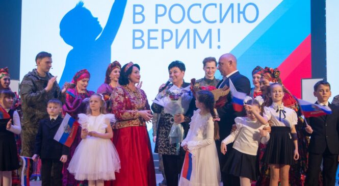 Надежда БАБКИНА привезла в Керчь проект «В Россию верим!»